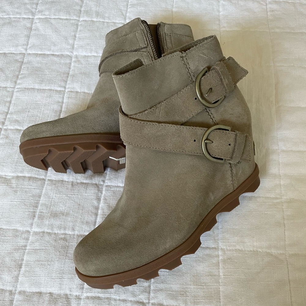 Joan of Arctic buckle wedge winter boots